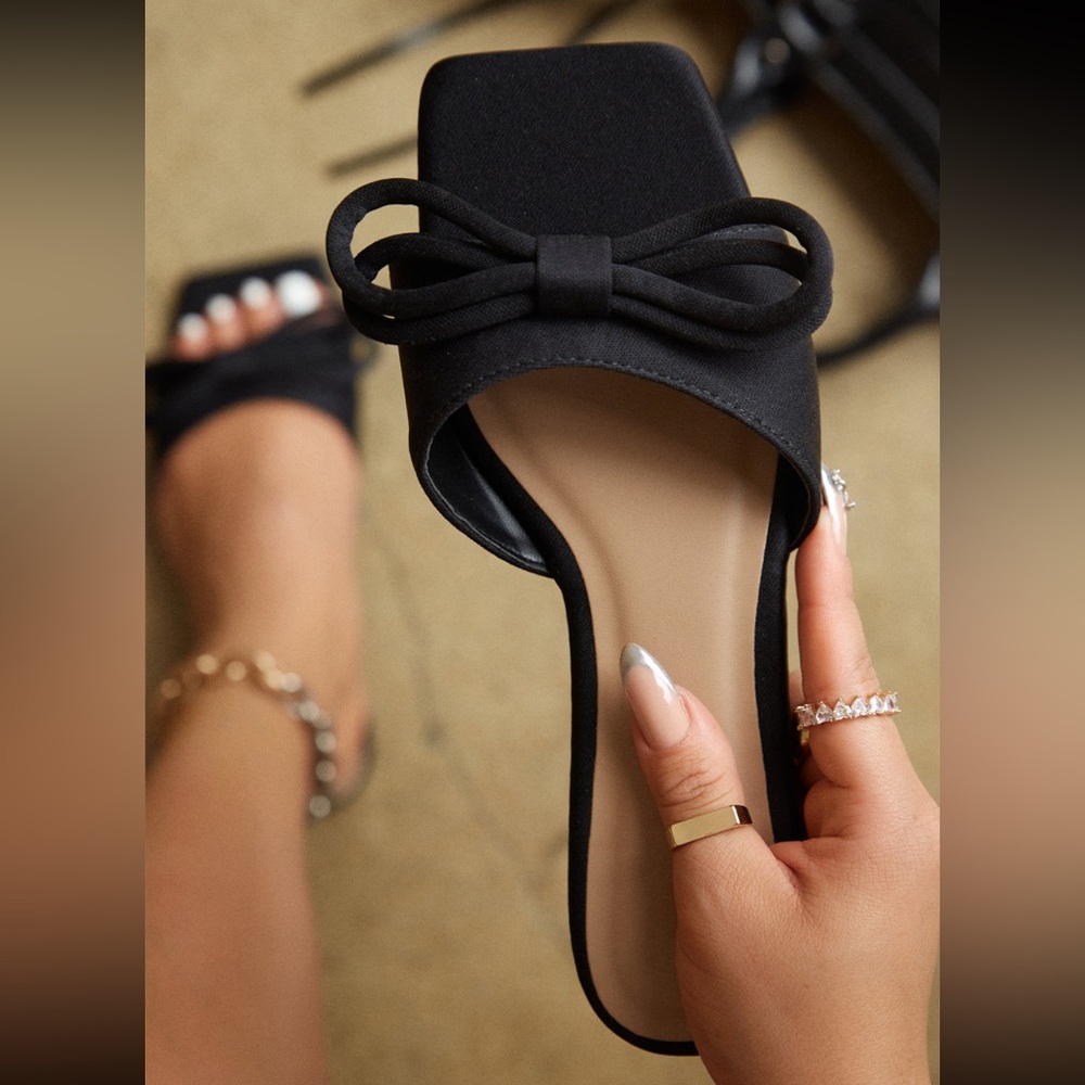 !!! NWT MISS LOLA BOW SANDALS !!!